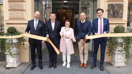 V. l. n. r.: Florian Wille, General Manager, Anantara Palais Hansen Vienna Hotel, Giles Selves, Senior Vice President Luxury Hotels, Minor Hotels Europe, Christine Dornaus, Vorstandsdirektorin, Wiener Städtische Versicherung, Alexander Dürr, Senior Director of Operations Northern Europe, Minor Hotels Europe und Christoph Heinzl, Geschäftsführer, Palais Hansen Immobilienentwicklung GmbH