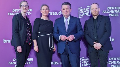 V. l. n. r.: Ulrike Krug (Leiterin der Personalentwicklung bei Aramark), Helene Netal (HR Business Partner bei Aramark), Hubertus Heil (Bundesminister für Arbeit und Soziales) und Hannes Wagner (Head of Communications bei Aramark) (Foto: © Aramark Deutschland 2024)