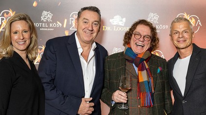 Gelungene Deutschlandpremiere im Hotel Kö59 Düsseldorf (v. l. n. r.): Daniela Danz, Generalmanagerin Hotel Kö59 Düsseldorf; Sven Koch, CEO Roka; Ernst F. Loosen, Weingut Dr. Loosen; Reiner Becker, Founder Roka (Foto: © Hotel Kö59 Düsseldorf)