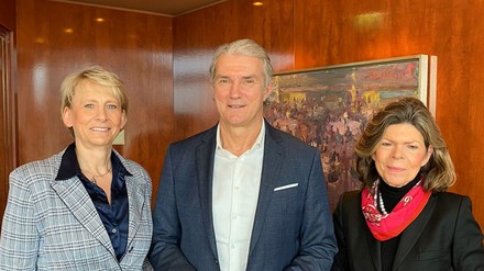Der DEHOGA-Fachabteilungsvorsitzende Jörg Rutschke, SV (Deutschland), zusammen mit seiner Stellvertreterin Cornelia Härtel (l.), RWS Cateringservice, und DEHOGA-Hauptgeschäftsführerin Ingrid Hartges anlässlich der Mit-gliederversammlung am 8. März 2024 in Hamburg. (Foto: © Dehoga)