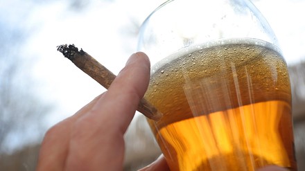Kiffen im Biergarten (Foto: © picture alliance/dpa/Karl-Josef Hildenbrand)