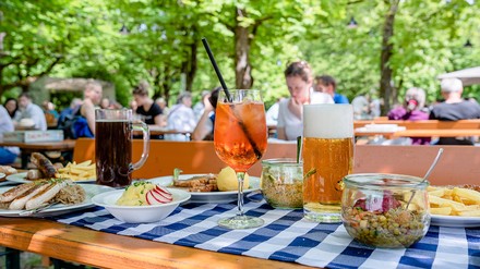 Die Biergartensaison startet am Osterwochenende. (Foto: © www.push2hit.de/stock.adobe.com)
