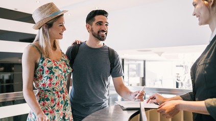 Die Meldepflicht in Hotels fällt bald weg. Eine Übergangslösung ist gefragt. (Foto: © Mego-studio /stock.adobe.com)