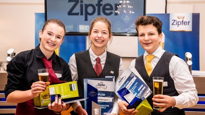 Teresa Neulinger, Anna Schoißengeier und Johannes Horak mit Bier und ihren Preisen in den Händen