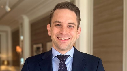 Der junge Österreicher Patrick Radl ist der neue Food & Beverage Director im Hotel Vier Jahreszeiten Hamburg. (Foto: © Hotel Vier Jahreszeiten)