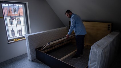 Geschäftsführer Christopher Lunke legt einen Lattenrost in eines der ersten maßgefertigten Hotelbetten in einer der ehemaligen Zellen der früheren Jugend-Arrestanstalt.