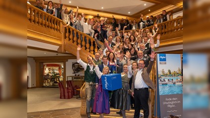 Den Allgäu-Würfel haltend: Dr. Anna-Maria Fäßler (Sonnenalp); auf den ersten Treppenstufen ganz rechts: Hannes Neusch (Allgäuer Berghof), darüber: Bernhard Joachim (Geschäftsführer Allgäu GmbH)