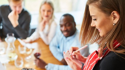 Gastgewerbeumsatz im Februar 2024 um 0,5 % gegenüber Vormonat gestiegen. (Foto: © Robert Kneschke/stock.adobe.com)