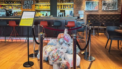 Kunstinstallation mit Plastikmüll