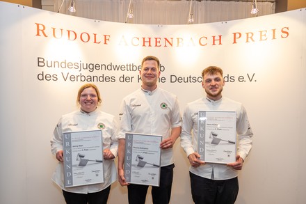 Sie kochten sich an die Spitze: Nicolas Schramm (Mitte, 1. Platz) mit Jason Kröker (rechts, 2. Platz) und Jenny Stier (links, 3. Platz). (Foto: © VKD/Ingo Hilger)