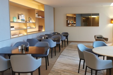 Unter anderem sollen hochwertiges Mobiliar in warmen Farben und zahlreiche Sitzgelegenheiten nun für einen verbesserten Komfort für die Gäste sorgen. (Foto: © Michaela Dargel)