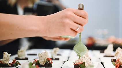 Ein veredeltes Fischtatar wird angerichtet.