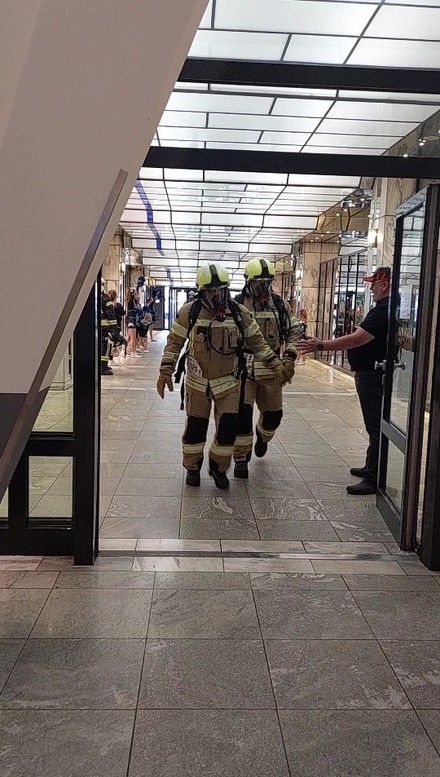 In voller Feuerwehr-Montur an den Start: Es gilt, noch 39 Etagen und 115 Höhenmeter zu erklimmen.