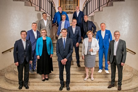 Der Präsident des DEHOGA Bundesverbandes Guido Zöllick (3.v.l.) zusammen mit seinen Präsidiumskollegen Gerald Kink, Angela Inselkammer, Dr. Monika Gommolla, Detlef Pauls (1. Reihe v.l.), Fritz Engelhardt, Detlef Schröder, Dieter Wäschle (2. Reihe v.l.), Otto Lindner, Stephan von Bülow, Knut Walsleben (3. Reihe v.l.) sowie Marco Nussbaum und Haakon Herbst (4. Reihe v.l.). (Foto: © Dehoga)