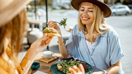 Zwei Frauen beim Salatessen