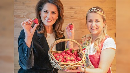 Ministerin Michaela Kaniber mit der 1. Bayerischen Erdbeerkönigin Alexandra Stömmer