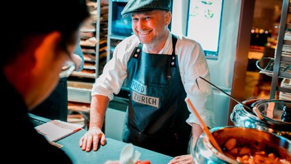 Ein Standmitarbeiter bei Food Zürich