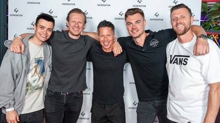 Alastair Thomann mit DJ Seth Hills und dem Generator Team bei der Eröffnungsparty in Berlin