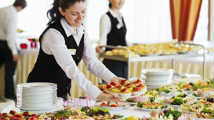Eine Servicekraft beim Catering