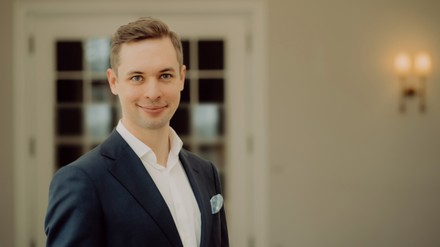 Als neuer Rooms Division Manager im Parkhotel Quellenhof Aachen hat Joscha Kranz seit kurzem das Wohl der Gäste fest im Blick. (Foto: © Parkhotel Quellenhof Aachen)