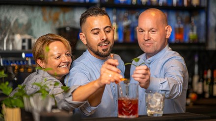 Junge Menschen verschiedener Hautfarben und Geschlechter bei den Leonardo Hotels