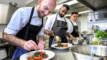 Küchenchef Sören Wirth und seine Mitarbeiter Thevarajah Sajeeban und Tarigh Mohammed Husseini (v. l.) verleihen Gerichten den letzten Schliff