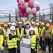 Die Bauarbeiter auf der Plattform des Towers mit Torte und Luftballons.