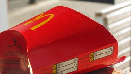 Eine leere Pommesverpackung von McDonalds