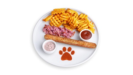 Teller mit der Endori BratVurst und Chips