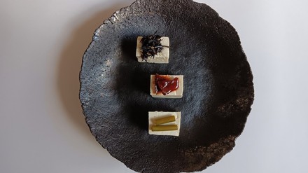 Ein Teller mit einem kleinen, fein angerichteten Gericht