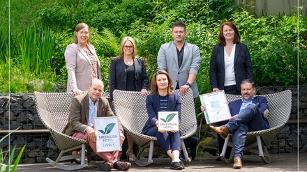 Das Team vom Naturresort & Spa Schindelbruch mit der GreenSign Zertifizierung