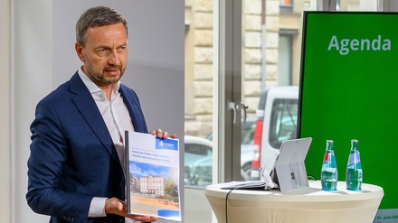 Prof. Dr. Georg Puchner präsentiert die QIA-Studie