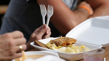 Ein Gericht in einer Plastikverpackung mit Plastikgabeln