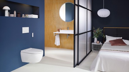 Mit dem neuen Geberit AquaClean Alba bringt Geberit den Komfort eines Dusch-WCs in jedes Hotelbad.