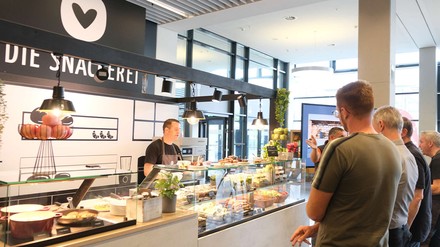Ausgabe in einem Aramark-Restaurant mit viel Kundschaft