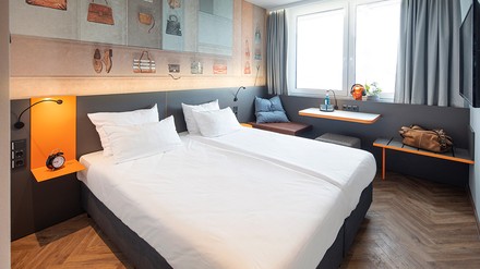 Blick in eines der Gästezimmer im neuem Loginn Hotel in Offenbach.