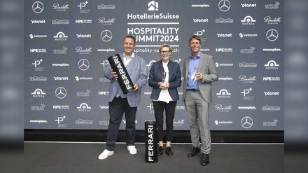Die Brüder Claudio und Patrick Dietrich vom Hotel Waldhaus bei der Auszeichnung