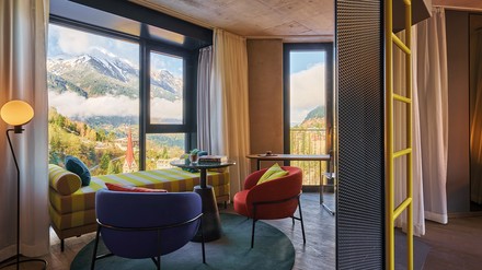 Ein Zimmer im Hotel Badeschloss mit Ausblick auf die Berglandschaft