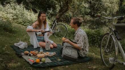 Zwei junge Menschen bei einem Picknick in der Natur