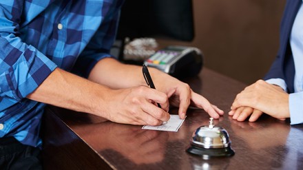 Mann bei der Anmeldung in einem Hotel