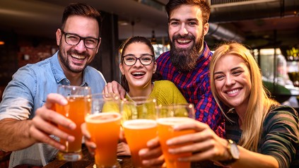 Fröhliche Menschen in einer Kneipe