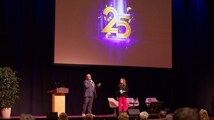 Andreas Klein und und Monika Pappelau auf der Bühne.