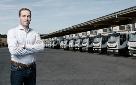 Manfred Kröswang steht vor einigen Lastwagen