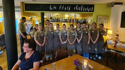 Schüler übernehmen die Führung im Platanenhof in Kirchberg.