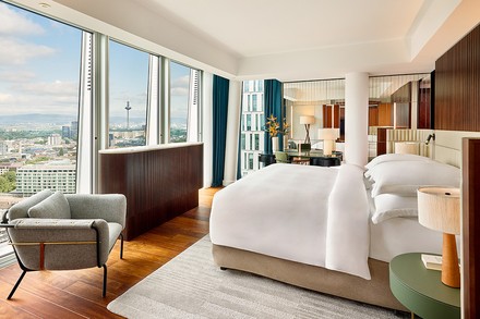 ein renoviertes Zimmer des JW Marriott in Frankfurt am Main