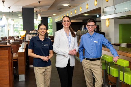 Natascha Bußhoff, Hoteldirektorin des Essential by Dorint Köln-Junkersdorf (Mitte), mit ihrem Team