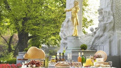 Ein mit leckeren Speisen und Getränken gedeckter Tisch beim Genuss-Festival im Stadtpark