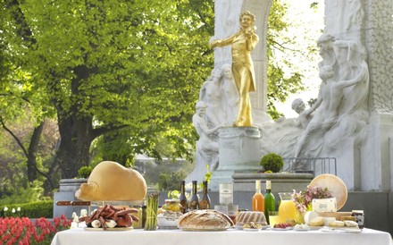 Ein mit leckeren Speisen und Getränken gedeckter Tisch beim Genuss-Festival im Stadtpark