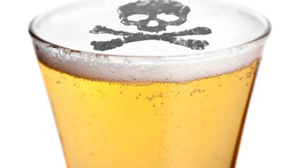 Bier mit Totenkopf Symbol im Schaum
