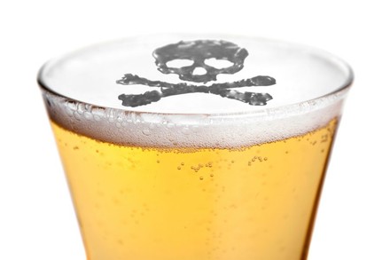 Bier mit Totenkopf Symbol im Schaum